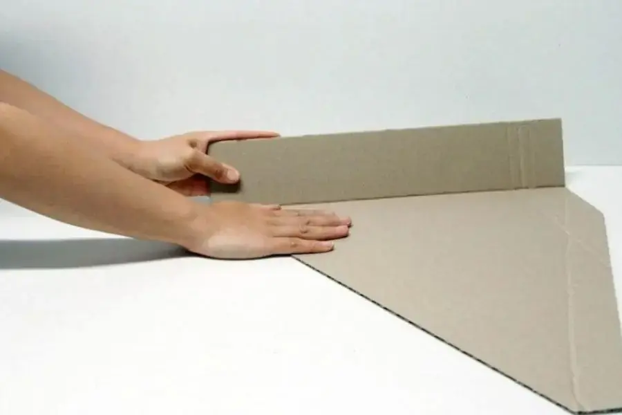 Gấp mép của từng tấm bìa lại để xếp hình chóp.