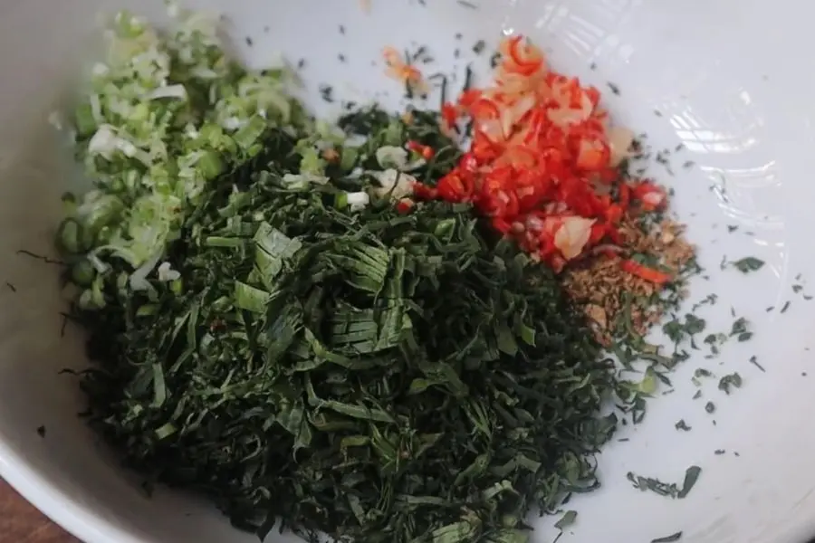 Sơ chế các nguyên liệu.
