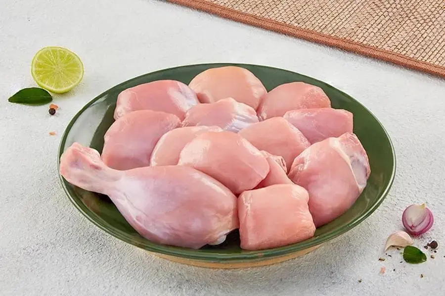 Người đang giảm cân nên loại bỏ da gà khi chế biến.