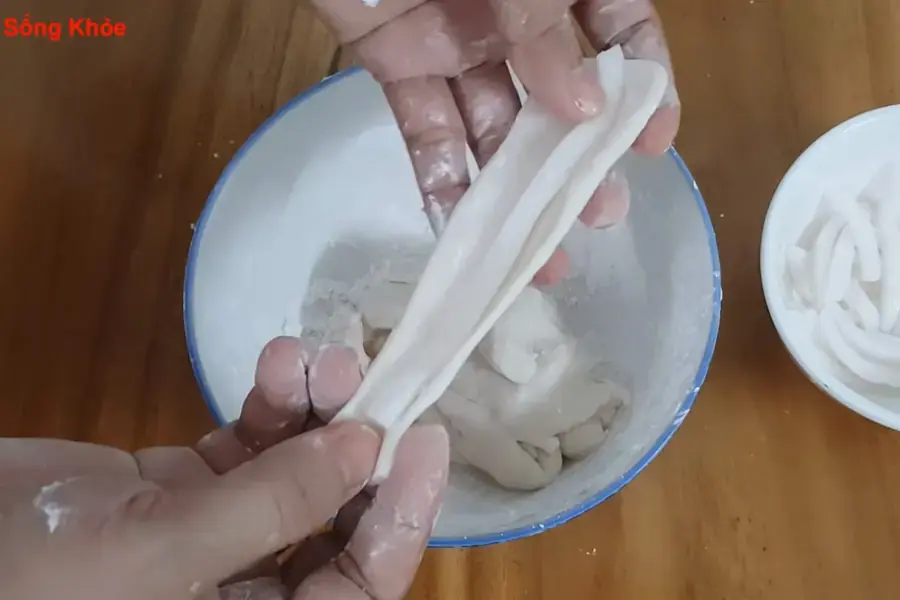 Lăn bột bánh bột lọc