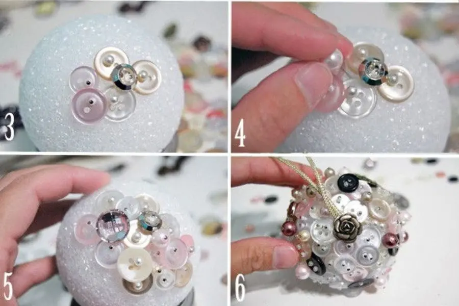 Hoàn thành quả châu Giáng Sinh làm từ cúc áo xinh xắn.