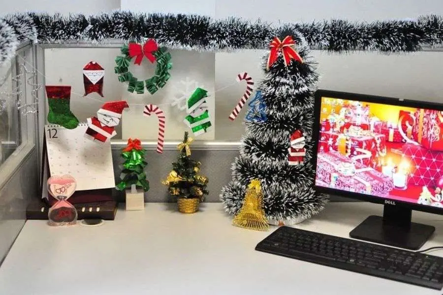 Trang trí cây thông noel bằng dây kim tuyến để bàn làm việc