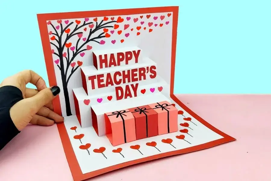 Tấm thiệp rất bắt mắt với nhiều hình trái tim.