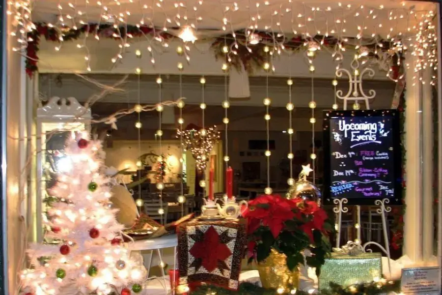 Trang trí không gian Noel với những chiếc đèn nháy để tăng thêm phần hấp dẫn.