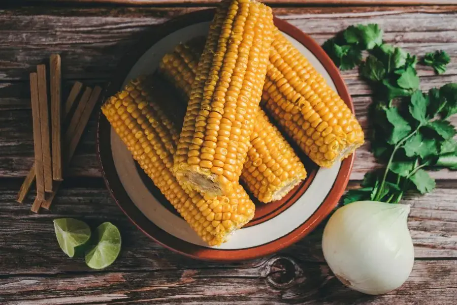 Một bắp ngô chứa khoảng 96 kcal/100gr dễ gây tăng cân cho người đang thực hiện chế độ giảm cân.