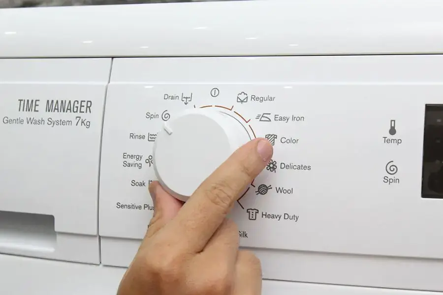 Bảng điều khiển của máy giặt nằm ngang có tích hợp đa dạng chế độ giặt.