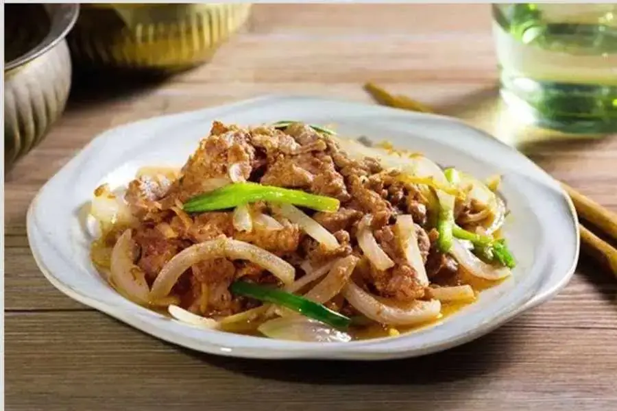 Gân bò kết hợp với hành tây làm nên một món ăn quen thuộc