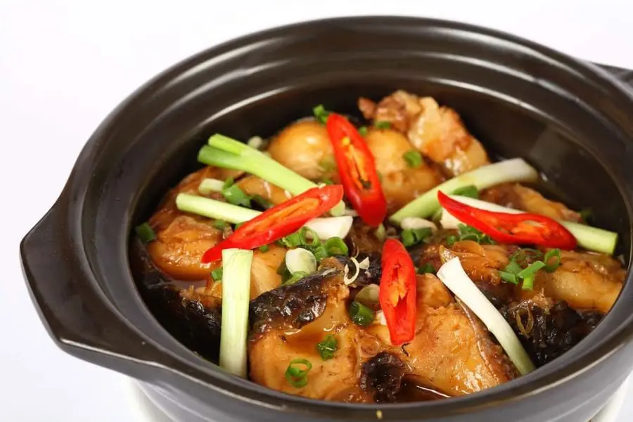 Cá thu kho tộ/kho tiêu là lựa chọn thích hợp cho những ngày mưa lạnh.