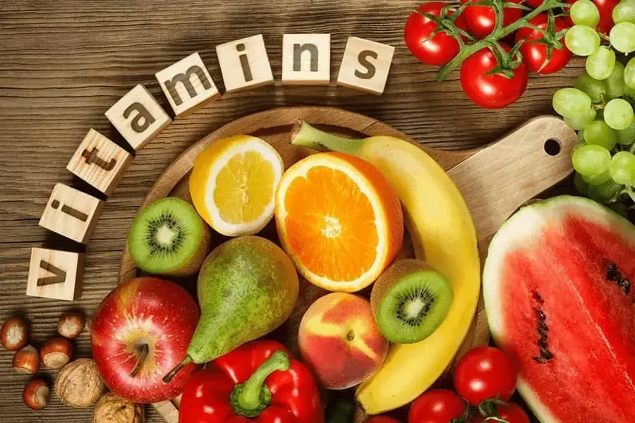 Sự thiếu hụt các loại vitamin cũng là nguyên nhân dẫn đến tình trạng bạc tóc sớm.