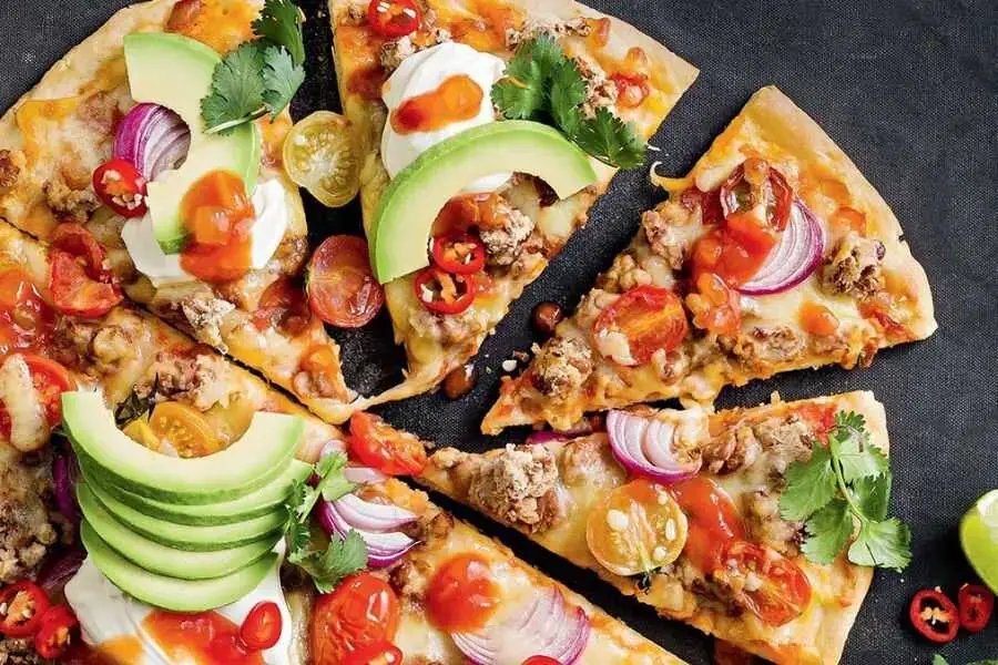 Bánh pizza thịt và rau rất thích hợp dùng như một món khai vị cho bữa tối