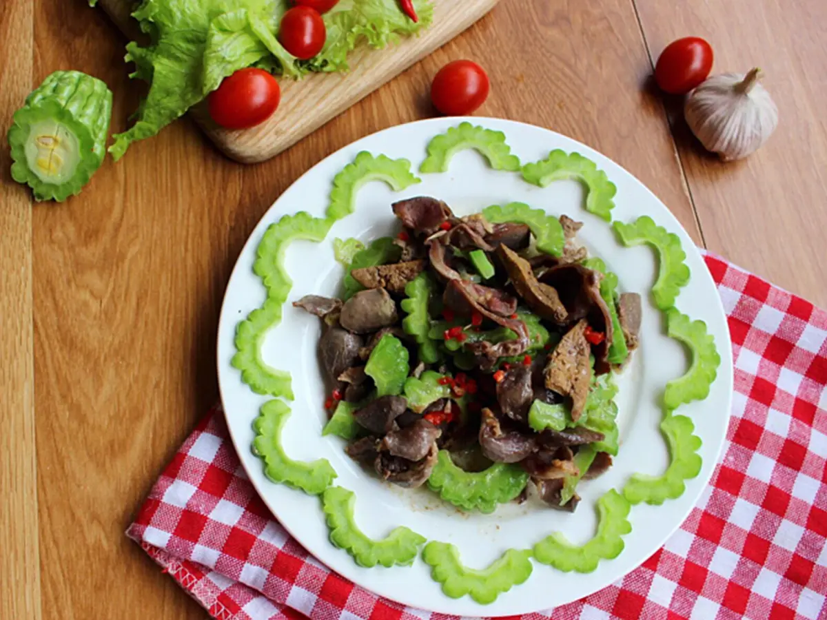 Món khổ qua xào lòng gà
