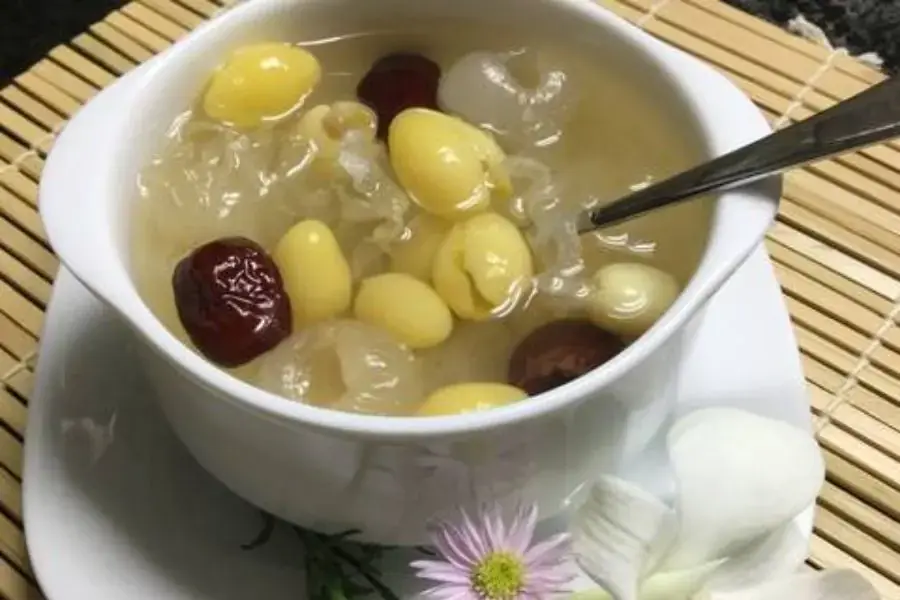 Chè bạch quả hạt sen thường được dùng để bồi bổ cơ thể và giải nhiệt
