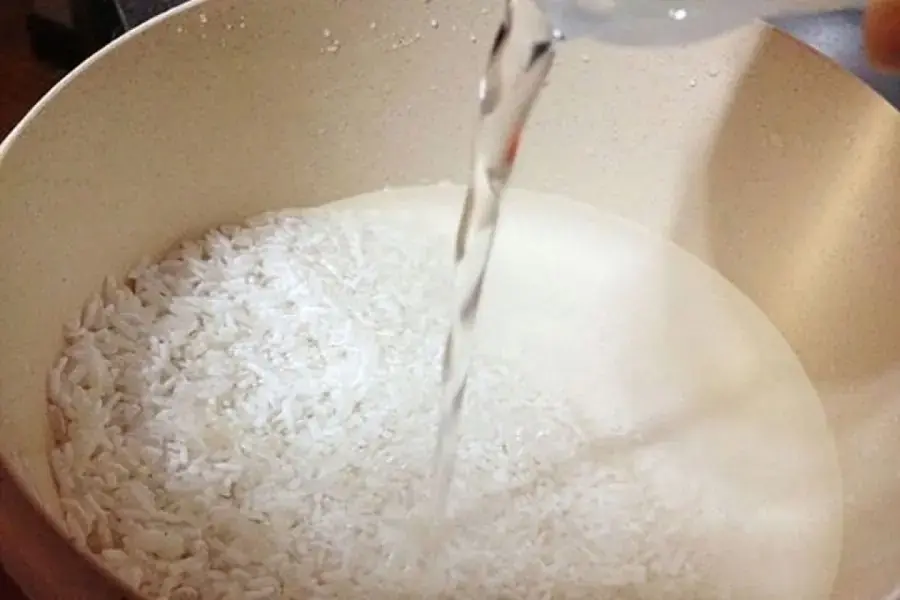 Ngâm nếp với nước ấm