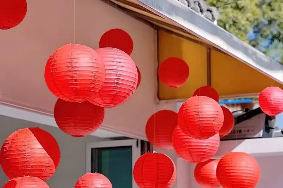 Đèn lồng giấy xếp với kiểu dáng đơn giản, màu sắc rực rỡ, thích hợp để bé mang theo khi rước đèn Trung Thu.