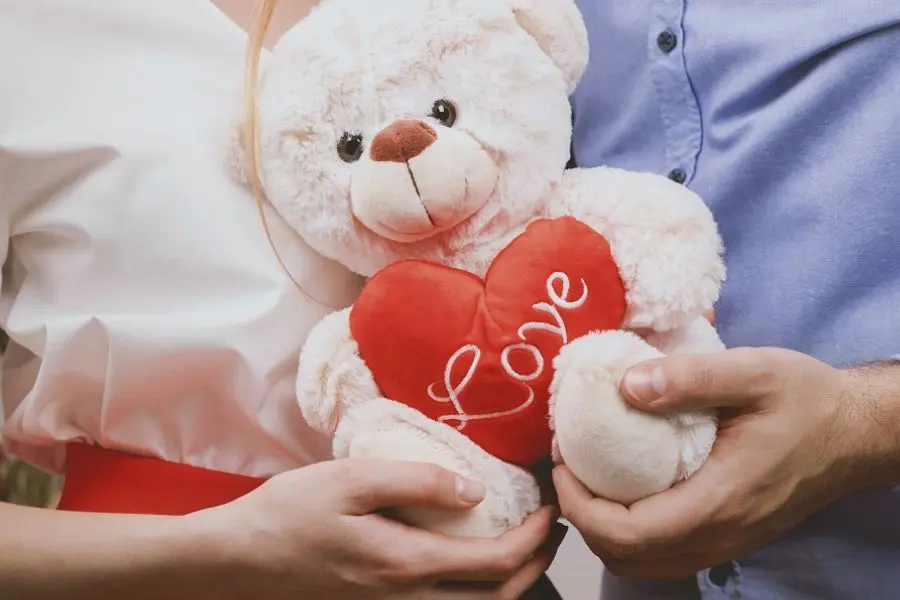Gấu bông là món quà 20/10 đáng yêu dành cho những cô nàng yêu thích sự dễ thương, nhí nhảnh.