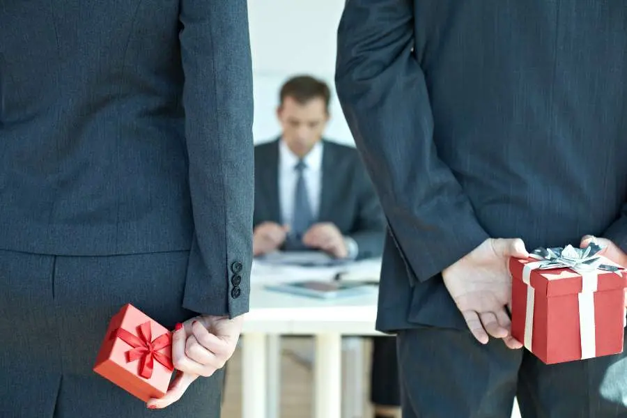 Quà chia tay sếp mang những giá trị về vật chất mà còn thể hiện được tình cảm.