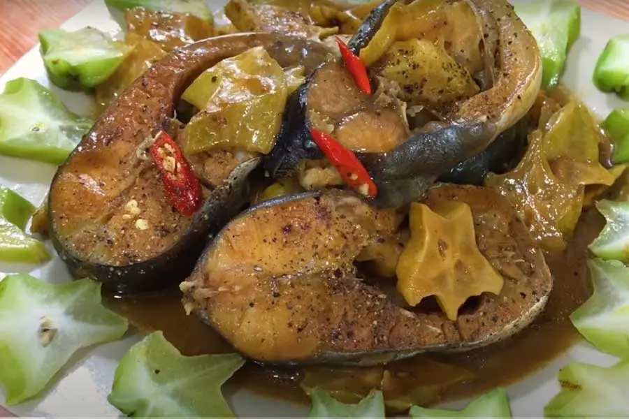 Cá basa kho trái khế là món ăn lạ miệng mà bạn nên thử để cả gia đình đổi vị.