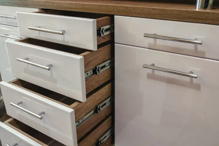Hộc tủ được làm từ gỗ MDF sơn phủ