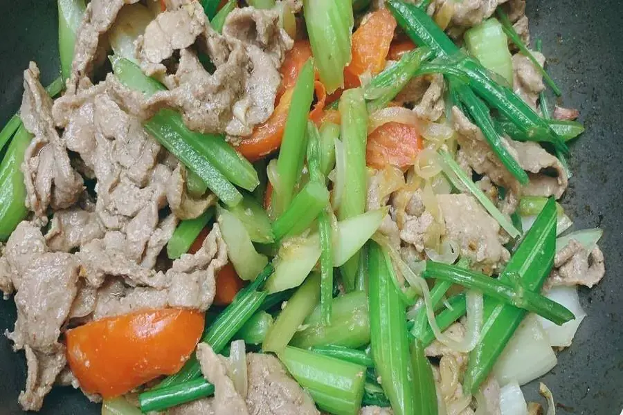 Cần tây và nạm bò kết hợp thành món ăn tuyệt hảo
