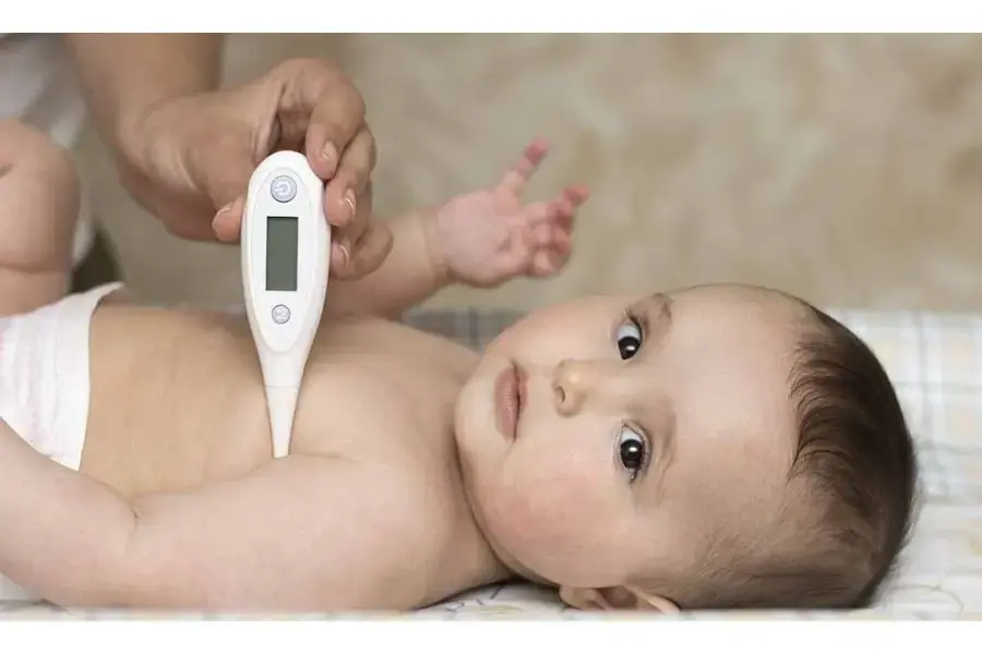 Kiểm tra nhiệt độ của trẻ thường xuyên khi trẻ bị sốt (Hình ảnh: Firstcry)