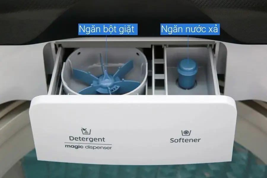 Loại bỏ vết bẩn, các chất nhờn dính bằng bàn chải và xà phòng