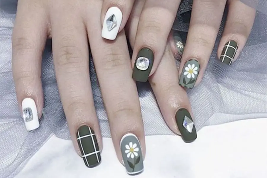 Nail Noel cá tính với họa tiết trơn và đính đá.