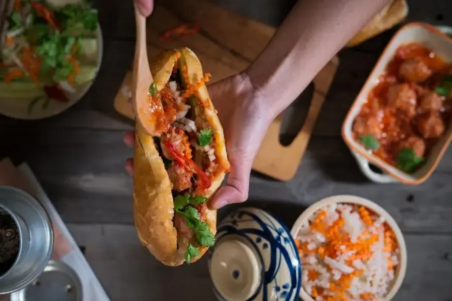Ăn nhiều loại bánh mì có nhân sẽ khiến cơ thể gặp tình trạng thừa cân, béo phì.