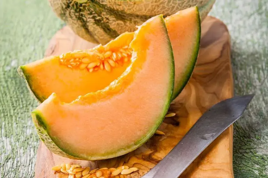 Dưa lưới là loại quả tráng miệng thơm ngon, bổ dưỡng chứa nhiều axit folic tốt cho mẹ bầu.
