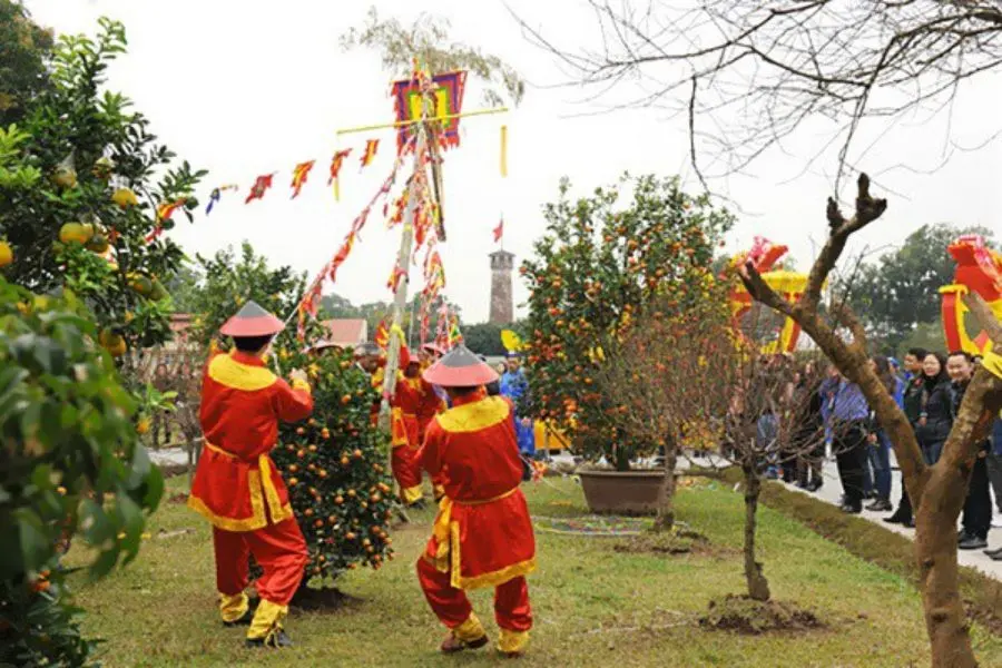 Cây nêu thường được dựng vào ngày 23 tháng Chạp cho đến ngày mùng 7 Tết.