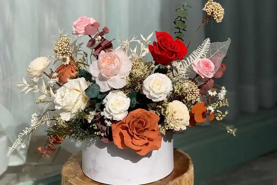 Mẫu hoa cắm bình sứ này có thể dùng để trang trí trong văn phòng.