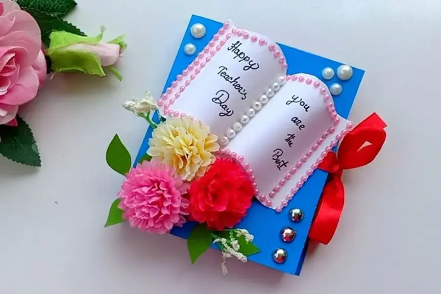 Mẫu thiệp khá cầu kỳ được trang trí bắt mắt.