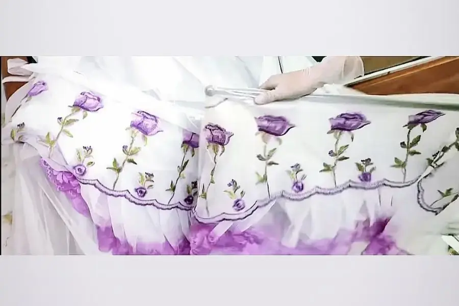 Đưa thanh ngang luồn vào phần thân màn