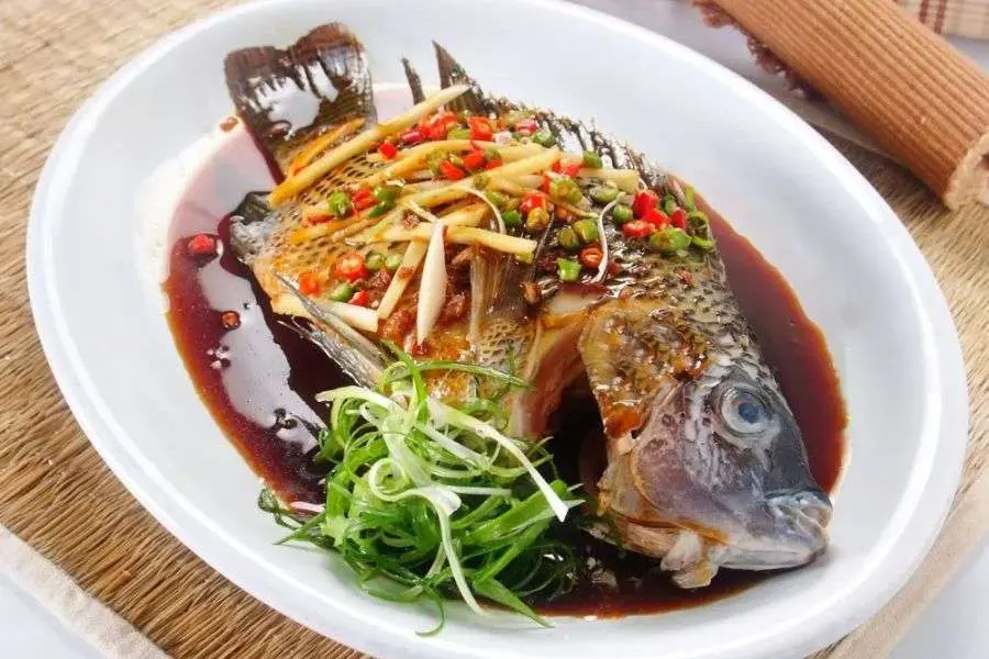 Cá rô hấp nấm giữ trọn vị ngọt thanh, dinh dưỡng của các nguyên liệu.