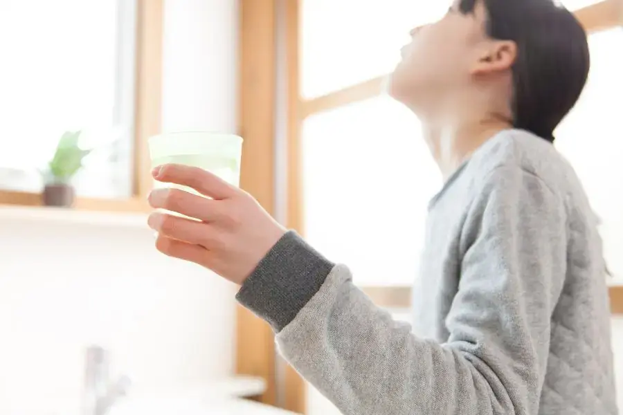 Nên súc miệng với nước sạch hoặc nước muối để giảm thiểu nồng độ chất độc.