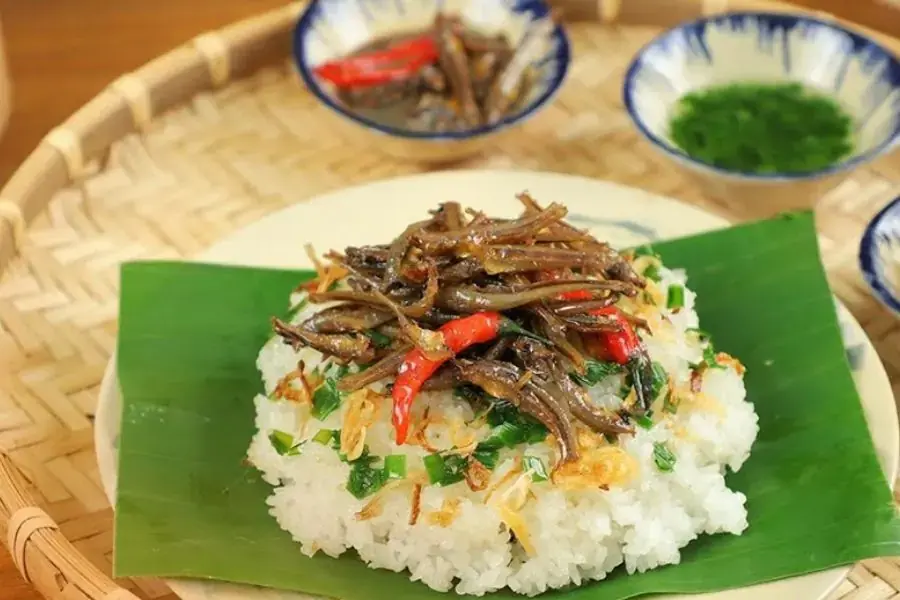 Món xôi cá cơm khô này có mùi thơm hấp dẫn và vị béo bùi