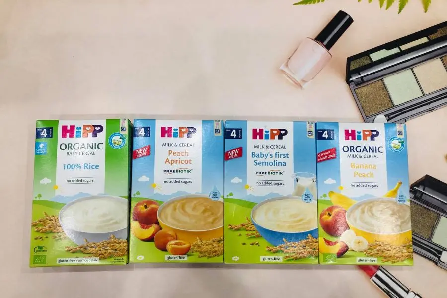 Bột sữa ăn dặm khởi đầu Hipp chứa tới 40% sữa bột, mùi vị thơm, béo.