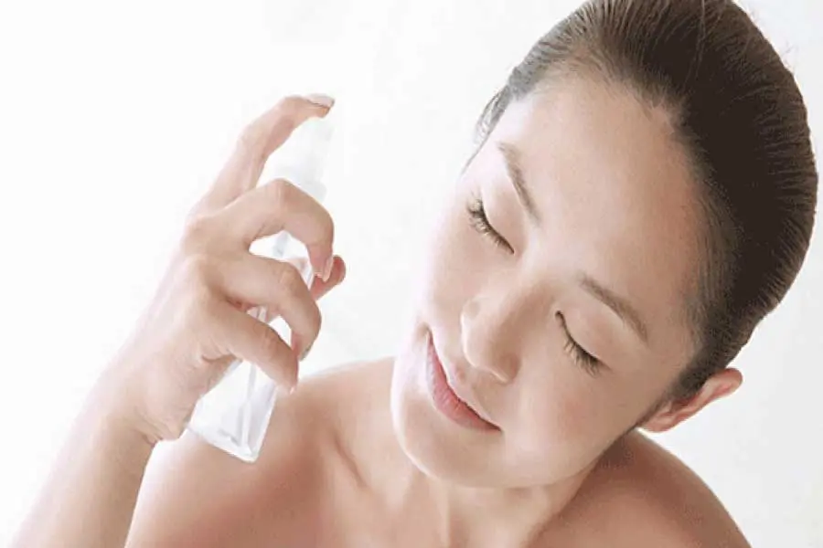 Làn da sẽ phục hồi sức sống sau một ngày làm việc chỉ với môt lớp xịt khoáng.