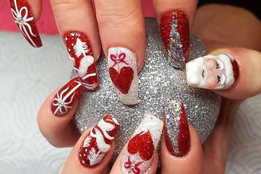 Mẫu nail Noel mặt nổi và đính đá.
