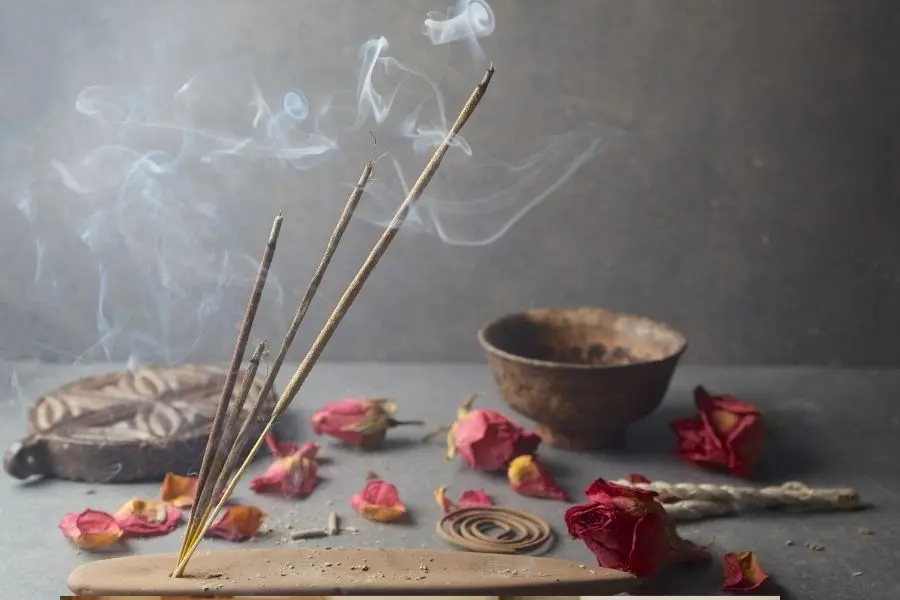 Thắp đèn, thắp hương để ổn định vượng khí.