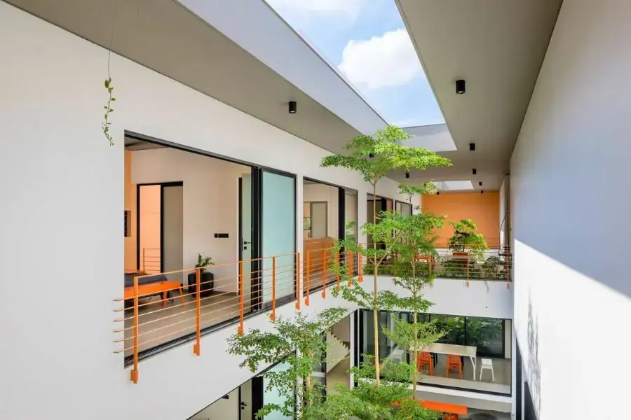 Khoảng xanh ngay giữa căn nhà với giếng trời không có mái che cố định