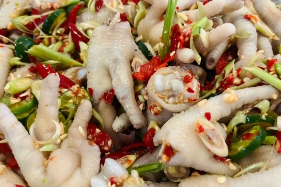 Chân gà sả tắc - món ăn chống ngán ngày Tết giòn sần sật, nhâm nhi vui miệng.