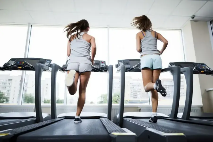 Kết hợp đi bộ với các bài chạy cardio khác nhằm đốt cháy calo hiệu quả.