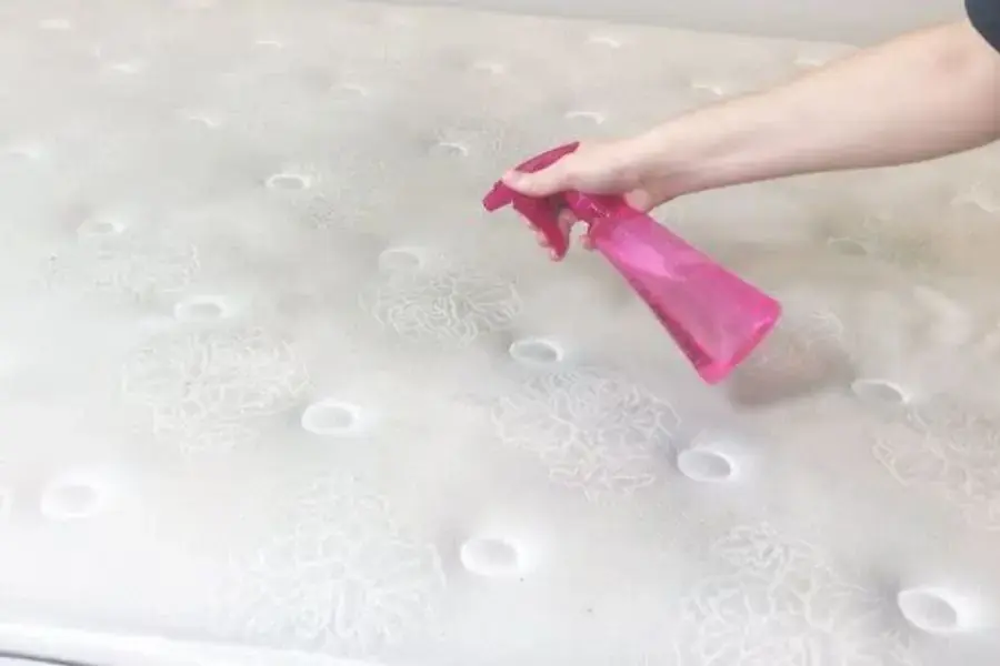  Baking soda có tác dụng khử mùi và làm sạch vết bẩn trên nệm 