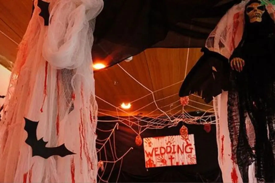 Ý tưởng trang trí Halloween cho văn phòng đơn giản.