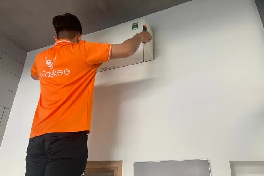 Tháo rời các bộ phận để chuẩn bị vệ sinh.
