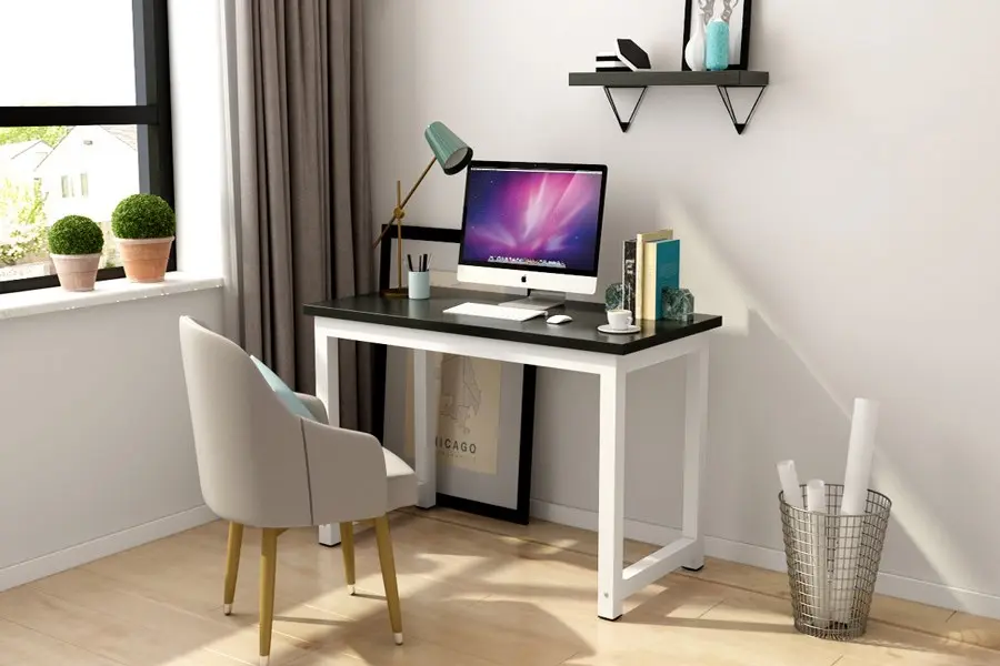 Dùng đèn bàn để trang trí góc làm việc