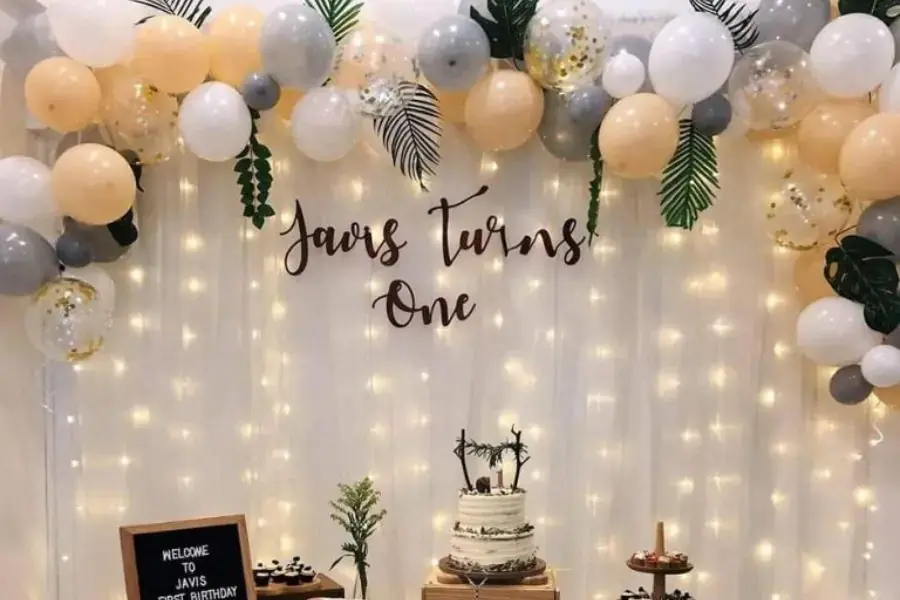 Cột bong bóng thành chùm treo lên cũng giúp bữa tiệc trông lạ mắt hơn