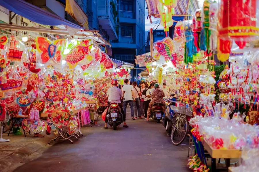 Phố lồng đèn rực rỡ với nhiều mẫu đèn Trung Thu, tạo nên không khí náo nhiệt và đầy sắc màu.