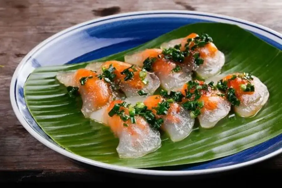 Bánh bột lọc được làm từ bột nếp, tôm tươi và thịt heo băm nhỏ