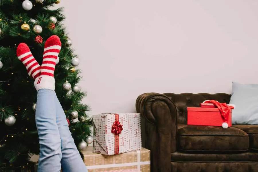 Trang trí thêm những hộp quà nhỏ xung quanh cây thông Noel.